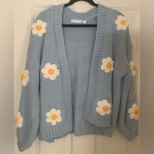 𝐏𝐑𝐈𝐂𝐄 𝐅𝐈𝐑𝐌 🎀 Altar’d State blue floral knit top